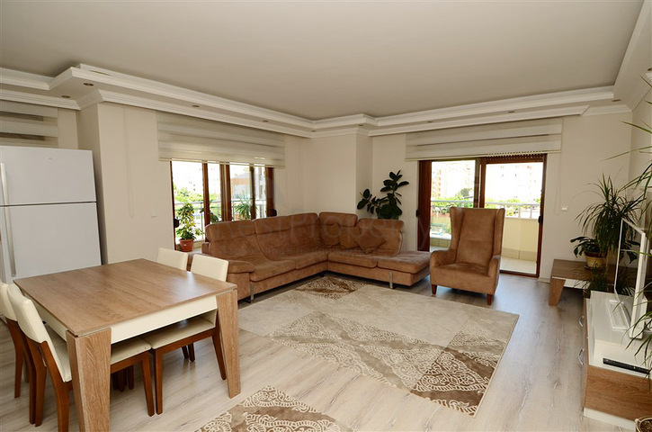 شقة واسعة بثلاث غرف نوم في مركز مدينة محمود لار / الانيا 