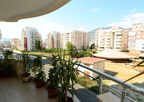 شقة واسعة بثلاث غرف نوم في مركز مدينة محمود لار / الانيا 