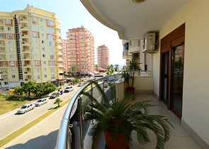 شقة واسعة بثلاث غرف نوم في مركز مدينة محمود لار / الانيا 