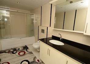 شقة واسعة بثلاث غرف نوم في مركز مدينة محمود لار / الانيا 