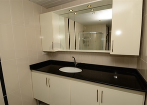 شقة واسعة بثلاث غرف نوم في مركز مدينة محمود لار / الانيا 