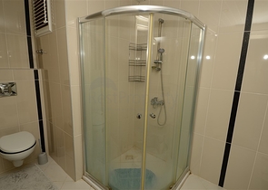 شقة واسعة بثلاث غرف نوم في مركز مدينة محمود لار / الانيا 