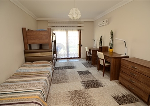 شقة واسعة بثلاث غرف نوم في مركز مدينة محمود لار / الانيا 