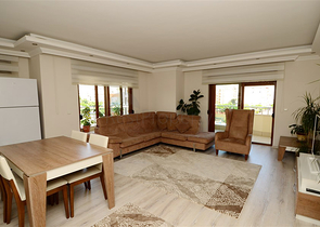 شقة واسعة بثلاث غرف نوم في مركز مدينة محمود لار / الانيا 