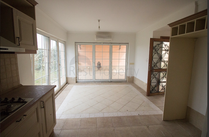 فيلا مميزة ضمن أحد المجمعات السكنية في منطقة بيليك