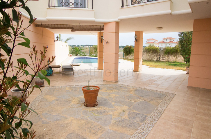 فيلا مميزة ضمن أحد المجمعات السكنية في منطقة بيليك