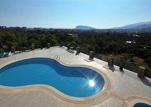 شقة مميزة جداً ضمن مجمع سكني راقي و هادئ في منطقة أوبا – ألانيا