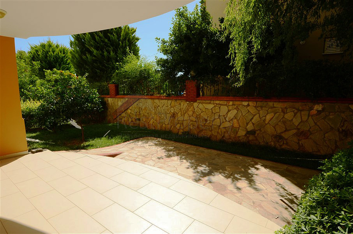 شقة ضمن مجمع سكني على الخط الأول من البحر في منطقة ديمرتاش – ألانيا