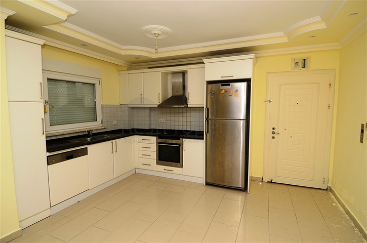 شقة ضمن مجمع سكني على الخط الأول من البحر في منطقة ديمرتاش – ألانيا