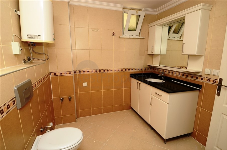 شقة ضمن مجمع سكني على الخط الأول من البحر في منطقة ديمرتاش – ألانيا