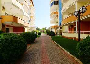 شقة ضمن مجمع سكني على الخط الأول من البحر في منطقة ديمرتاش – ألانيا