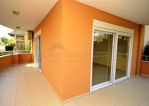 شقة ضمن مجمع سكني على الخط الأول من البحر في منطقة ديمرتاش – ألانيا