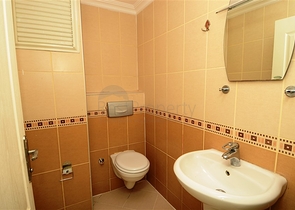 شقة ضمن مجمع سكني على الخط الأول من البحر في منطقة ديمرتاش – ألانيا