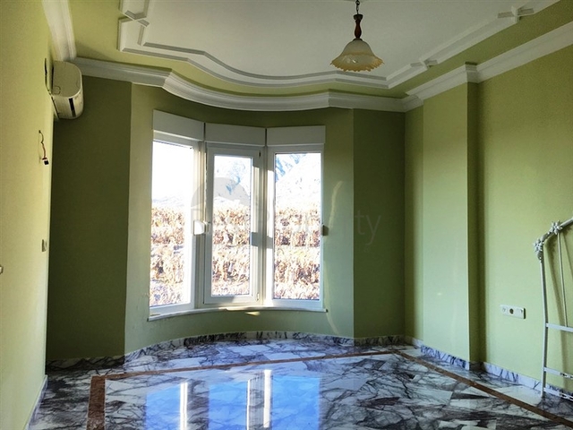 فيلا فاخرة بإطلالات بحرية وطبيعية ساحرة في منطقة محمود لار – ألانيا