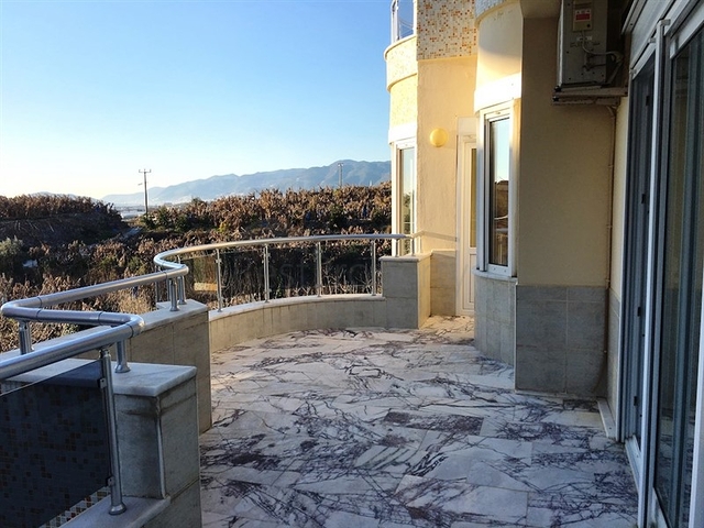 فيلا فاخرة بإطلالات بحرية وطبيعية ساحرة في منطقة محمود لار – ألانيا