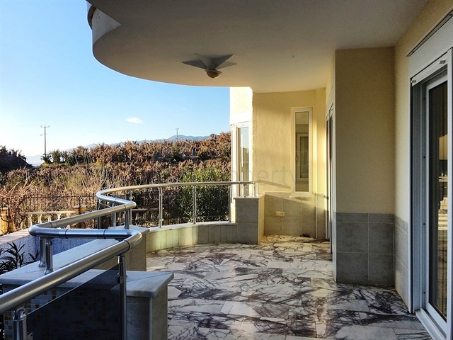 فيلا فاخرة بإطلالات بحرية وطبيعية ساحرة في منطقة محمود لار – ألانيا