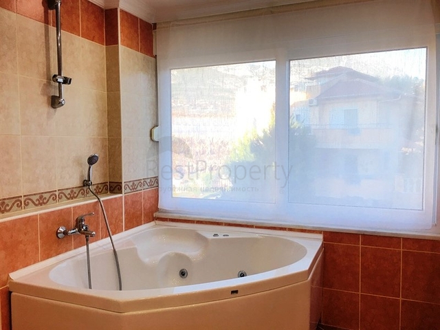 فيلا فاخرة بإطلالات بحرية وطبيعية ساحرة في منطقة محمود لار – ألانيا