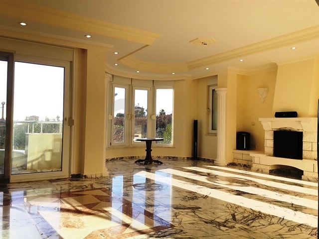 فيلا فاخرة بإطلالات بحرية وطبيعية ساحرة في منطقة محمود لار – ألانيا