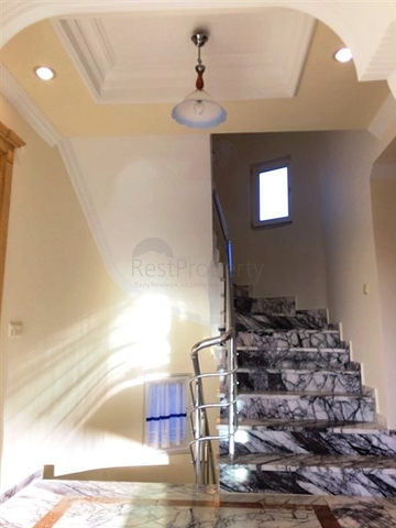 فيلا فاخرة بإطلالات بحرية وطبيعية ساحرة في منطقة محمود لار – ألانيا