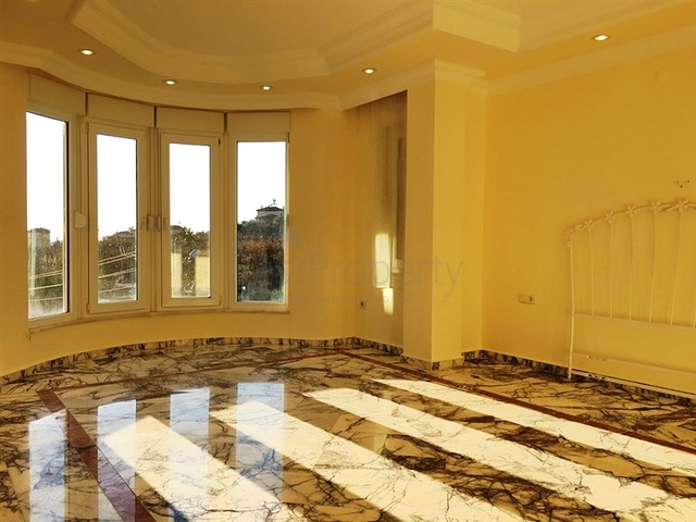 فيلا فاخرة بإطلالات بحرية وطبيعية ساحرة في منطقة محمود لار – ألانيا