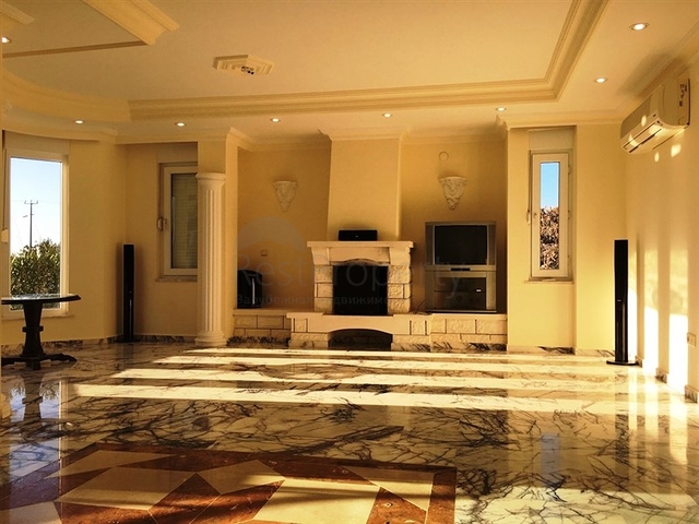 فيلا فاخرة بإطلالات بحرية وطبيعية ساحرة في منطقة محمود لار – ألانيا