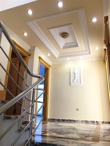 فيلا فاخرة بإطلالات بحرية وطبيعية ساحرة في منطقة محمود لار – ألانيا