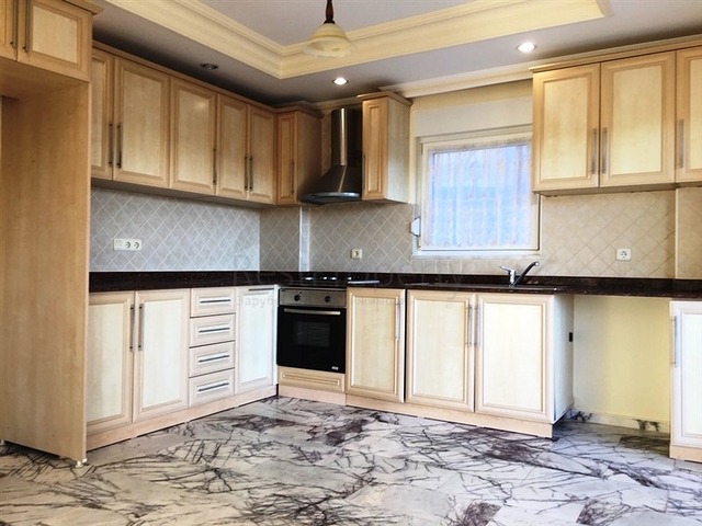 فيلا فاخرة بإطلالات بحرية وطبيعية ساحرة في منطقة محمود لار – ألانيا