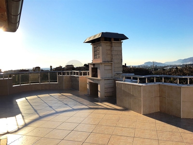 فيلا فاخرة بإطلالات بحرية وطبيعية ساحرة في منطقة محمود لار – ألانيا