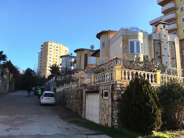 فيلا فاخرة بإطلالات بحرية وطبيعية ساحرة في منطقة محمود لار – ألانيا