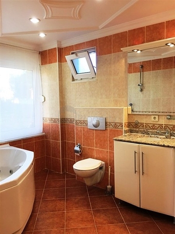 فيلا فاخرة بإطلالات بحرية وطبيعية ساحرة في منطقة محمود لار – ألانيا