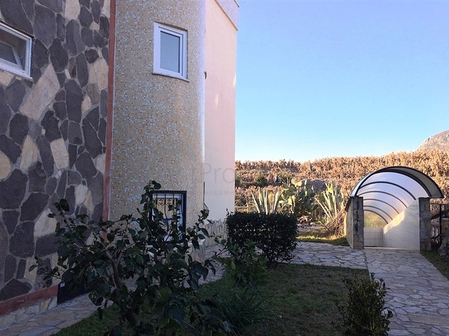 فيلا فاخرة بإطلالات بحرية وطبيعية ساحرة في منطقة محمود لار – ألانيا