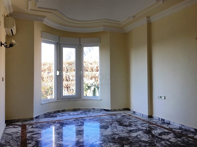 فيلا فاخرة بإطلالات بحرية وطبيعية ساحرة في منطقة محمود لار – ألانيا