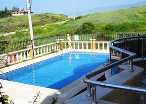 فيلا فاخرة بإطلالات بحرية وطبيعية ساحرة في منطقة محمود لار – ألانيا