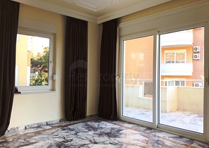 فيلا فاخرة بإطلالات بحرية وطبيعية ساحرة في منطقة محمود لار – ألانيا