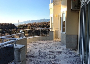 فيلا فاخرة بإطلالات بحرية وطبيعية ساحرة في منطقة محمود لار – ألانيا