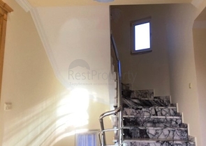 فيلا فاخرة بإطلالات بحرية وطبيعية ساحرة في منطقة محمود لار – ألانيا