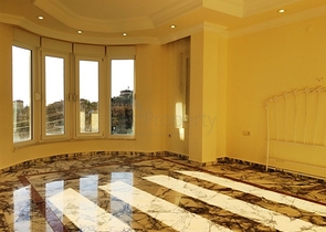 فيلا فاخرة بإطلالات بحرية وطبيعية ساحرة في منطقة محمود لار – ألانيا