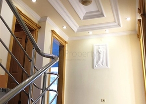 فيلا فاخرة بإطلالات بحرية وطبيعية ساحرة في منطقة محمود لار – ألانيا