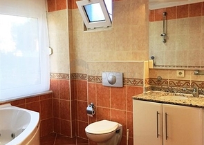 فيلا فاخرة بإطلالات بحرية وطبيعية ساحرة في منطقة محمود لار – ألانيا