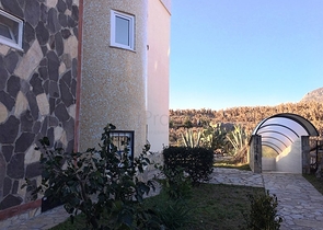 فيلا فاخرة بإطلالات بحرية وطبيعية ساحرة في منطقة محمود لار – ألانيا