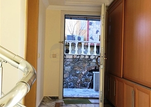 فيلا فاخرة بإطلالات بحرية وطبيعية ساحرة في منطقة محمود لار – ألانيا