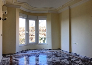 فيلا فاخرة بإطلالات بحرية وطبيعية ساحرة في منطقة محمود لار – ألانيا