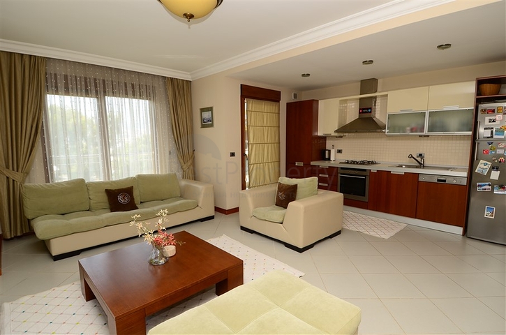 شقة مفروشة ضمن مجمع على الخط الأول من البحر في مركز ألانيا