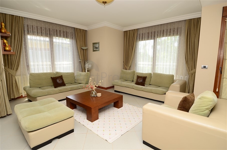 شقة مفروشة ضمن مجمع على الخط الأول من البحر في مركز ألانيا