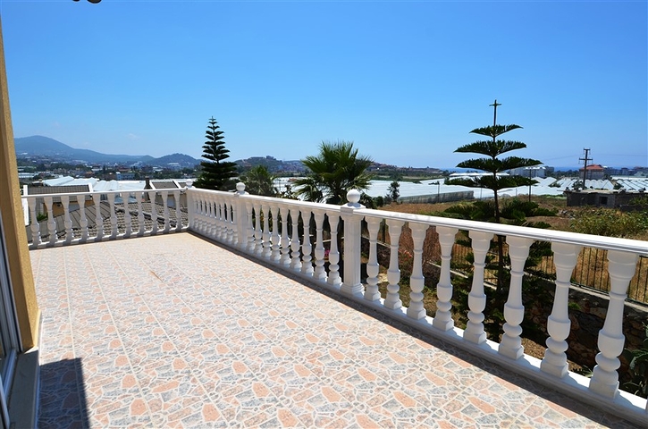 فيلا على مقربة من شواطئ البحر المتوسط في منطقة كوناكليه – ألانيا