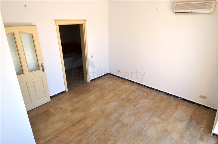 فيلا على مقربة من شواطئ البحر المتوسط في منطقة كوناكليه – ألانيا