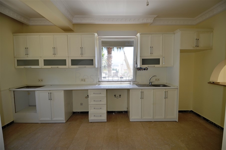 فيلا على مقربة من شواطئ البحر المتوسط في منطقة كوناكليه – ألانيا