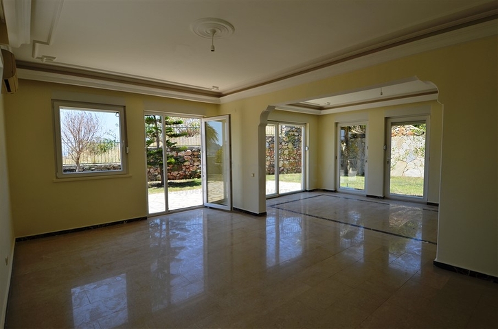 فيلا على مقربة من شواطئ البحر المتوسط في منطقة كوناكليه – ألانيا