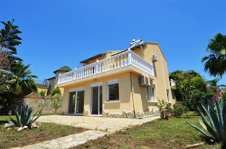 فيلا على مقربة من شواطئ البحر المتوسط في منطقة كوناكليه – ألانيا