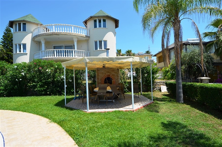 فيلا على مقربة من شواطئ البحر المتوسط في منطقة كوناكليه – ألانيا